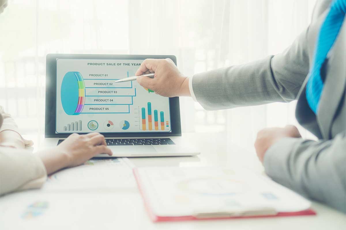 consultor analizando negocio con datos digitales